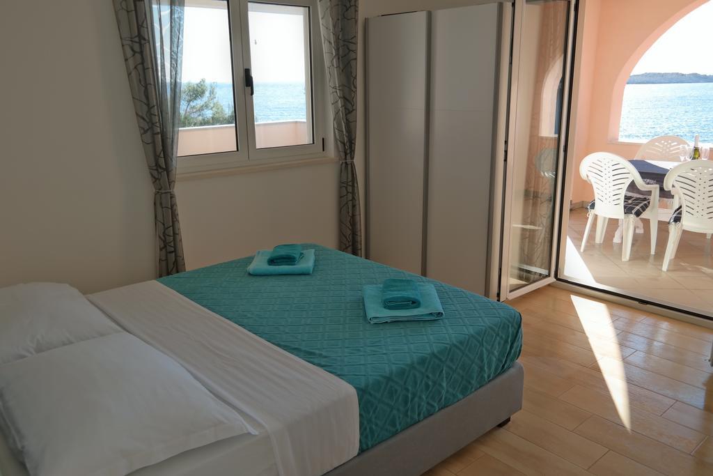 Direkt Am Meer-Apartments Puntaplanka Rogoznica  Kültér fotó